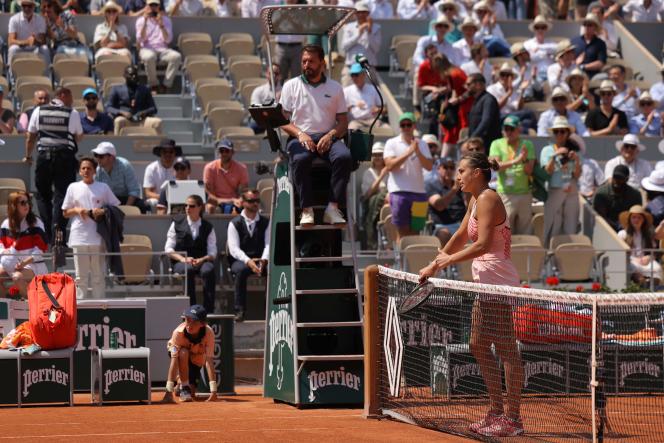Aryna Sabalenka atiende a Elina Svitolina en la red, tras su victoria ante la ucraniana en Roland-Garros, el 6 de junio de 2023.