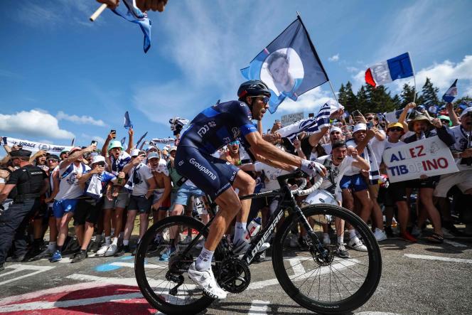 Thibaut Pinot cruza la curva donde se han asentado varios cientos de sus seguidores, durante la 20ª etapa del Tour de Francia entre Belfort y la estación de Markstein, el 22 de julio de 2023. 