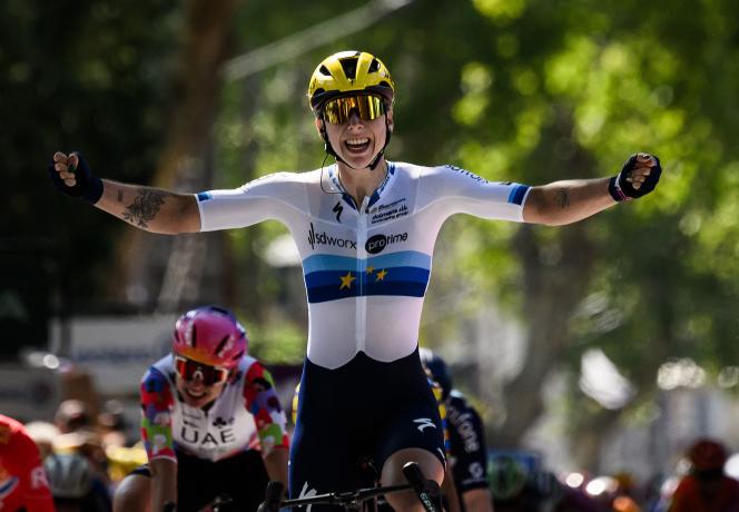 La ciclista holandesa de SD Worx, Lorena Wiebes, al final de la tercera etapa del Tour de Francia Femenino, en Montignac-Lascaux (Dordoña), el 25 de julio de 2023.