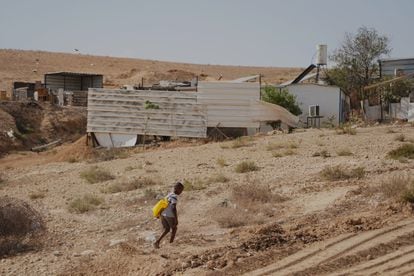 Un niño en Al Bat, localidad beduina que no reconoce Israel y donde no está permitido construir de manera oficial ni disponer de una dirección pese a que sus habitantes son ciudadanos israelíes. 