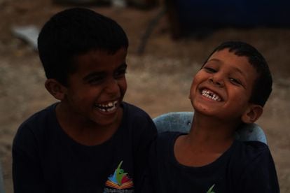 Niños en el pueblo de Makhul, en sur de Israel, donde diferentes organizaciones humanitarias denuncian el olvido de unas autoridades que tratan de apartar a la comunidad beduina de su tradicional modo de vida en el desierto. 
