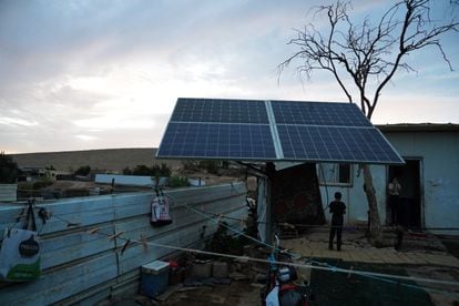 Beduinos 005: MAKHUL (Israel). 29-10-2023. Paneles solares en una casa de Makhul, un pueblo beduino en el desierto del Negev que carece de los servicios básicos como el resto de pueblos, hasta 37 de esta comunidad, que Israel no reconoce. FOTO: LUIS DE VEGA