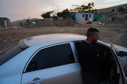 Un vecino junto al lugar que hasta hace unos días ocupaba su casa en Makhul, un pueblo beduino del sur de Israel, donde impactó un misil de Hamás.